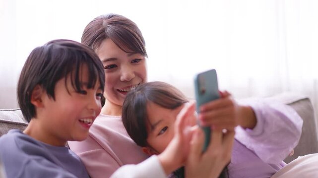 スマホで遊ぶ家族