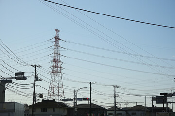 高圧線と朝の住宅街