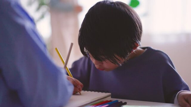絵を描く男の子