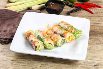 Vietnamese spring roll with prawn and mango