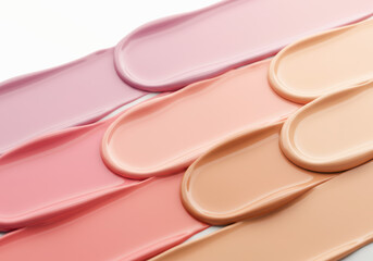 瑞々しいファンデーションとコントロールカラーのクローズアップ