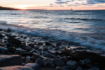 Obraz premium A Rocky Lakeshore With Crashing Waves