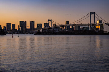 Fototapeta premium Cityscape with the Rainbow Bridge at dusk in Tokyo city in Japan.