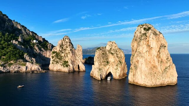 Gruppo di 6 video clip dei Faraglioni ddell'Isola di Capri. Golfo di Napoli, Italia.
Ripresa aerea con drone dei faraglioni dell'isola di Capri. Collage delle migliori angolazioni.