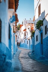 Obraz premium Winding Blue City Street in Sunlight