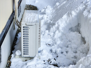 エアコン室外機　冬　雪　低温