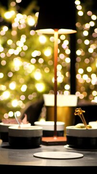 Serata romantica, la mano sul calice di un Cocktail e il calore del fuoco delle luci e del fuoco sullo sfondo.
Un Cocktail servito in una location piena di luci e di emozione.