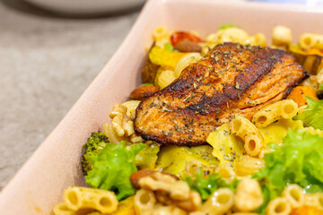Healthy and delicious: the perfect combination for Grilled Salmon Pasta Salad