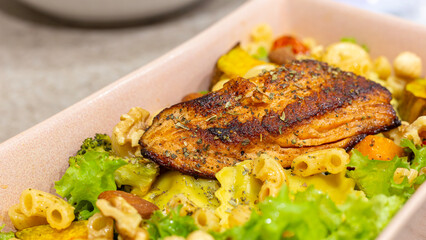 Healthy and delicious: the perfect combination for Grilled Salmon Pasta Salad