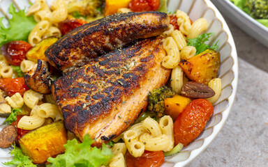 Healthy and delicious: the perfect combination for Grilled Salmon Pasta Salad