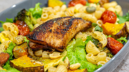 Healthy and delicious: the perfect combination for Grilled Salmon Pasta Salad