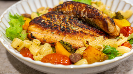 Healthy and delicious: the perfect combination for Grilled Salmon Pasta Salad
