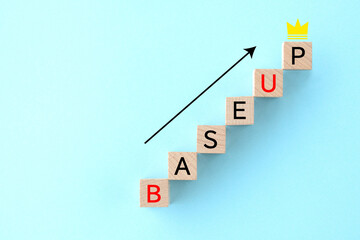 ベースアップと書かれた右肩上がりに配置された積木