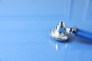 Obraz premium Stethoscope on blue background, closeup. Space for text