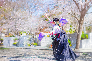 袴姿の女性_桜_ジャンプ