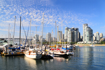 カナダ・バンクーバーのハーバーとビル群