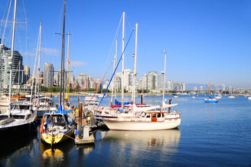 カナダ・バンクーバーのハーバーとビル群