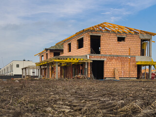 Budowa domu. Budownictwo mieszkaniowe. Niska zabudowa. Sypialnie dużych miast.  © Anita