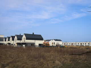 Budownictwo mieszkaniowe. Osiedla podmiejskie o niskiej zabudowie. Sypialnie dużych miast. Budowa domu.  © Anita