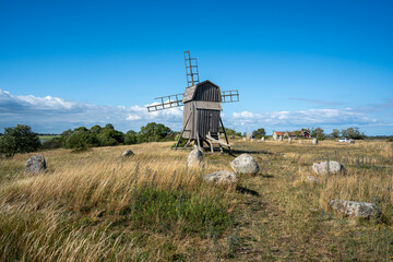Bockwindmühle auf einer Wiese mit blauen Himmel