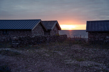 Alter Fischerdorf mit Steinhäuser auf der Insel Öland Schweden. Sonnenuntergang mit Wolken