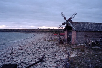 Steindorf und Mühle bei Sonnenuntergang in Schweden