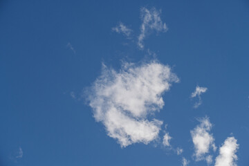 un ciel bleu parsemé de nuage