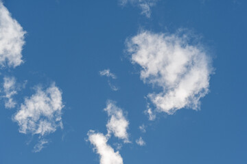 un ciel bleu parsemé de nuage