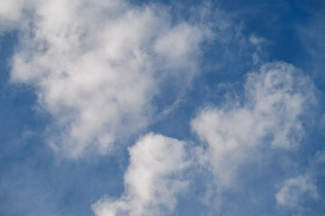un ciel bleu parsemé de nuage