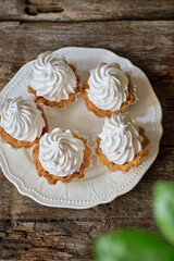 Nut tartlets with meringue cream