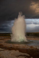 Erupting geysir