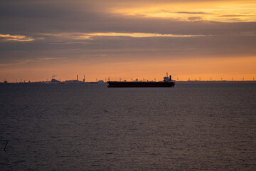 Containerschiff bei Sonnenuntergang auf der Ostsee