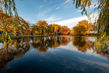 Petersdorf auf Fehmarn im Herbst mit leuchtenden Herbstfarben