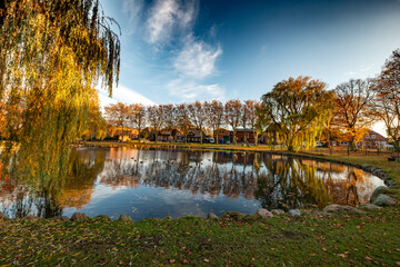 Petersdorf auf Fehmarn im Herbst mit leuchtenden Herbstfarben