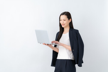 白バックのビジネスウーマン