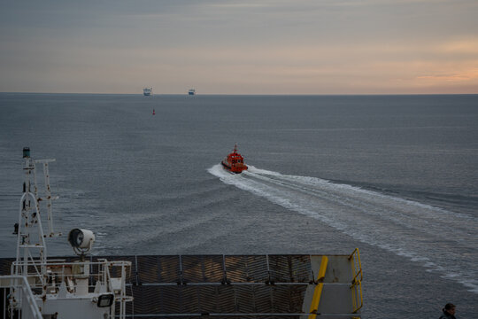 Schlepper Boot direkt vor der F&auml;hre