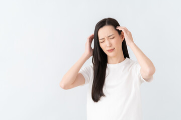 頭痛の白バックの若い女性