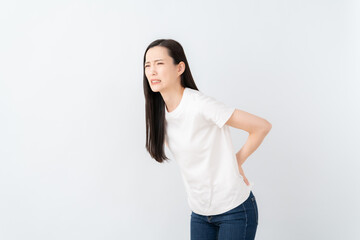 腰痛の白バックの若い女性