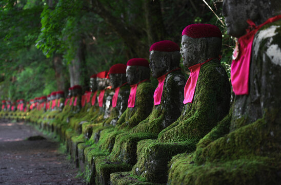 Esculturas japonesas del dios Jizu en el abismo de Kanmangafuchi, en Nikko