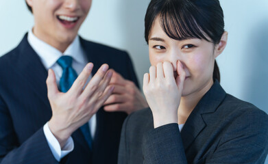 口臭、スメハラ、スメルハラスメント、臭い、体臭、加齢臭、ブレスケア、オーラルケア、女性、男性、悪臭、タバコ、煙草、喫煙者、会話、同僚、鼻をつまむ、嫌がる、ストレス、ビジネスパーソン、ビジネスウーマン、ビジネスマン、日本人、おじさん、中年、会社員、サラリーマン、ニンニク、柔軟剤、香害、嗅覚、不快、ニオイ、ワキガ、汗臭、マナー、エチケット、不満、困る、悩む、悩み、トラブル、ネガティブ、憂うつ、消臭、無