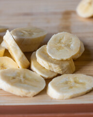 fresh banana slices on a cutting board close-up