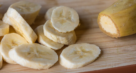 fresh banana slices on a cutting board close-up