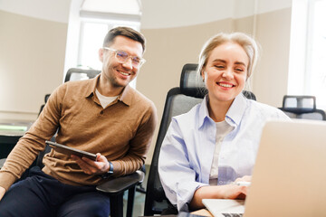 Obraz premium Colleagues collaborating on a project in a modern workspace during the afternoon