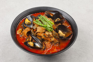 Jjambbong is made by mixing noodles with various seafood or vegetables and pouring broth made from pork, beef, or chicken bones.