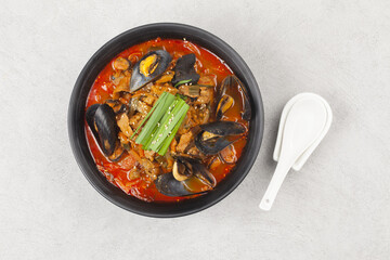 Jjambbong is made by mixing noodles with various seafood or vegetables and pouring broth made from pork, beef, or chicken bones.