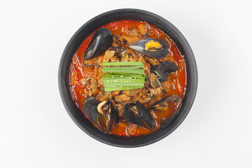 Jjambbong is made by mixing noodles with various seafood or vegetables and pouring broth made from pork, beef, or chicken bones.