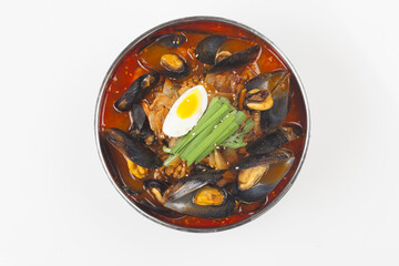 Jjambbong is made by mixing noodles with various seafood or vegetables and pouring broth made from pork, beef, or chicken bones.