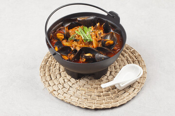 Jjambbong is made by mixing noodles with various seafood or vegetables and pouring broth made from pork, beef, or chicken bones.