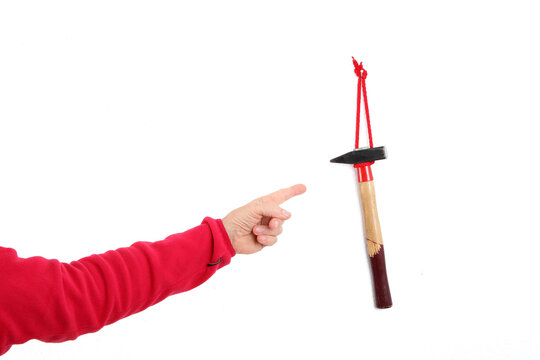 Jemandem zeigen, wo der Hammer h&auml;ngt
