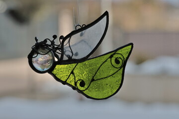 Anioł, witraż, w świetle dnia © Kordian